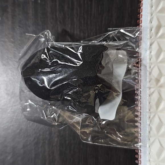 NWT ANASTASIA BEVERLY HILLS BRUSH BAG WITH SPONGE and banana stick sample - Picture 4 of 7